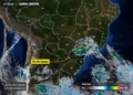 A imagem do satélite GOES-19 do Simepar, registrada às 9h40 deste sábado, mostra as áreas de instabilidade concentradas sobre o centro e o leste do Paraná, enquanto o oeste do estado, onde está Foz do Iguaçu, permanece com pouca nebulosidade, favorecendo a abertura do tempo