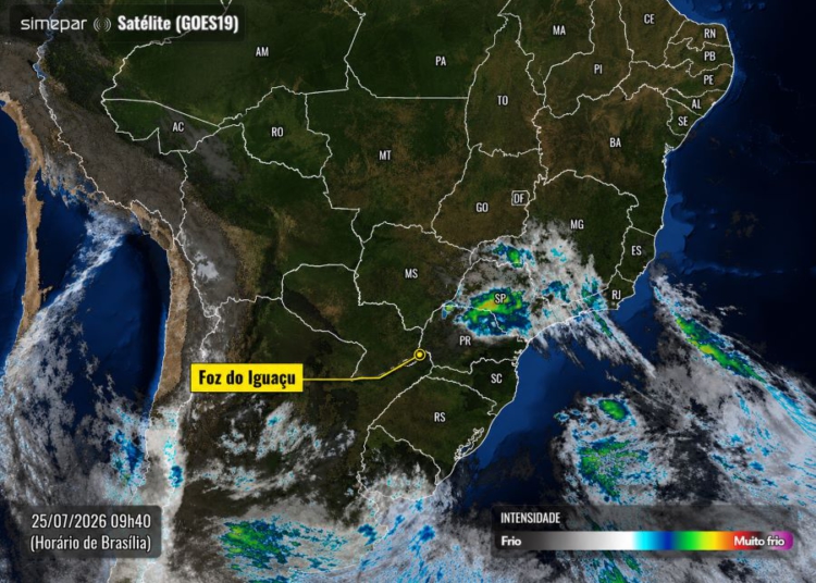 A imagem do satélite GOES-19 do Simepar, registrada às 9h40 deste sábado, mostra as áreas de instabilidade concentradas sobre o centro e o leste do Paraná, enquanto o oeste do estado, onde está Foz do Iguaçu, permanece com pouca nebulosidade, favorecendo a abertura do tempo