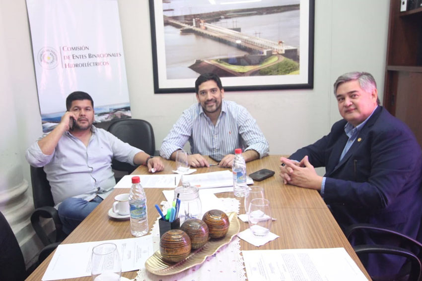 Alguns membros da Comissão de Entidades Hidroelétricas Binacionais, presidida pelo Deputado Mauricio Espínola (ANR-Capital). Foto: divulgação