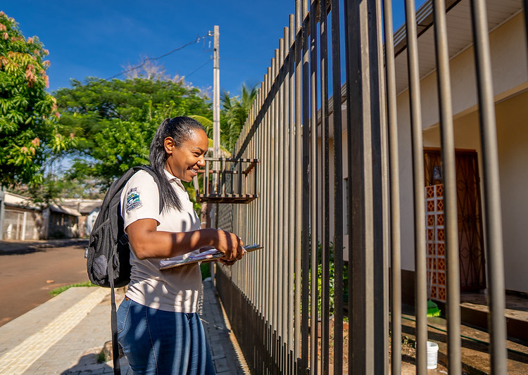 Nas vistorias, os agentes identificam recipientes e outros locais que possam acumular água parada, além de orientar os moradores. Foto: divulgação