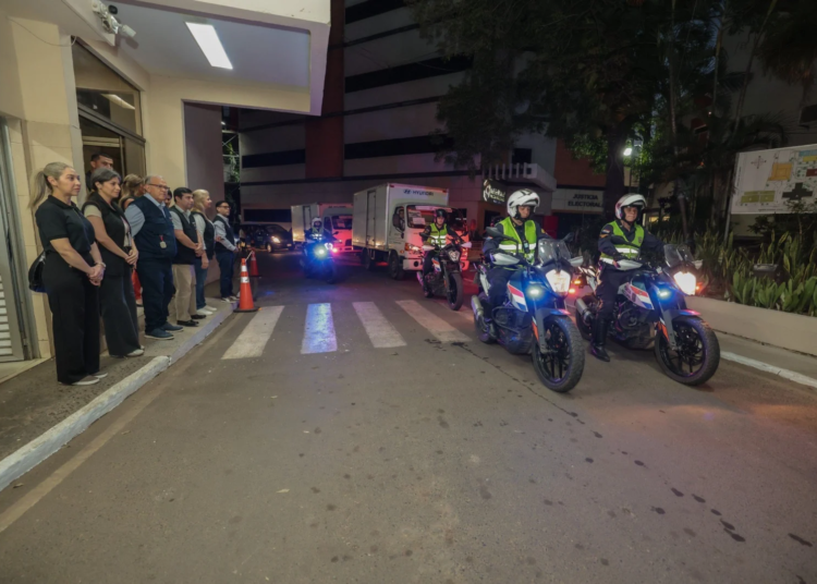 A Justiça Eleitoral paraguaia iniciou neste domingo (27) a distribuição das urnas eletrônicas.
Foto: Agência IP