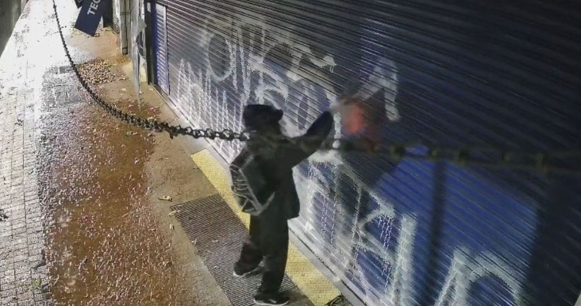 Flagrante de pichação na Avenida Brasil. Foto: PMFI