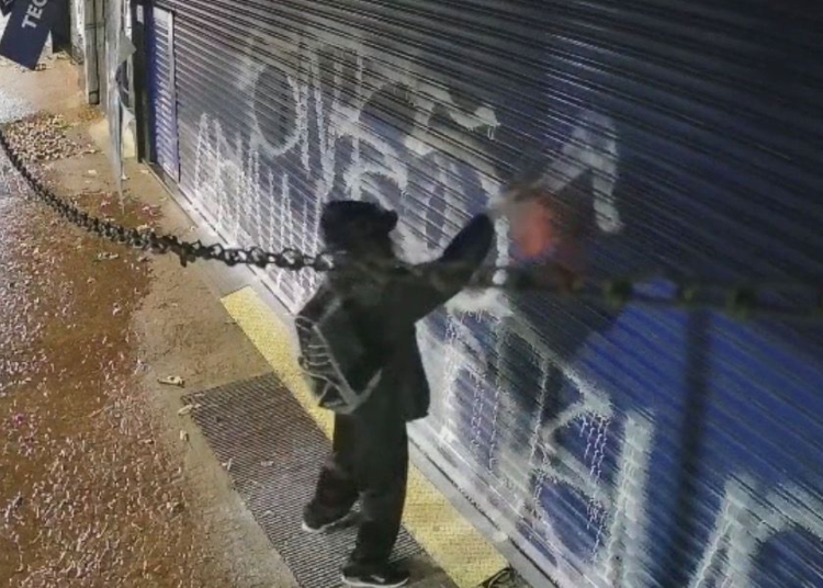 Flagrante de pichação na Avenida Brasil. Foto: PMFI