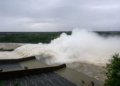O vertedouro permanece aberto, com a calha esquerda em operação e vazão média de 9 milhões de litros por segundo. Foto: William Brisida/Itaipu Binacional