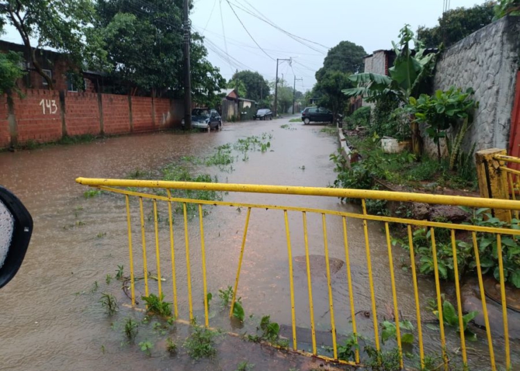 Rua Flávio Cavalieri, Jardim Morenitas, foram um dos pontos registrados com alagamentos. Foto: PMFI